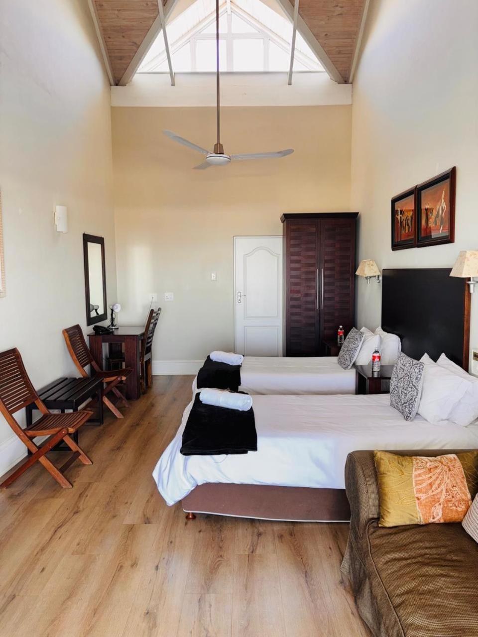 Sir Roys At The Sea Bed & Breakfast Port Elizabeth Exterior photo