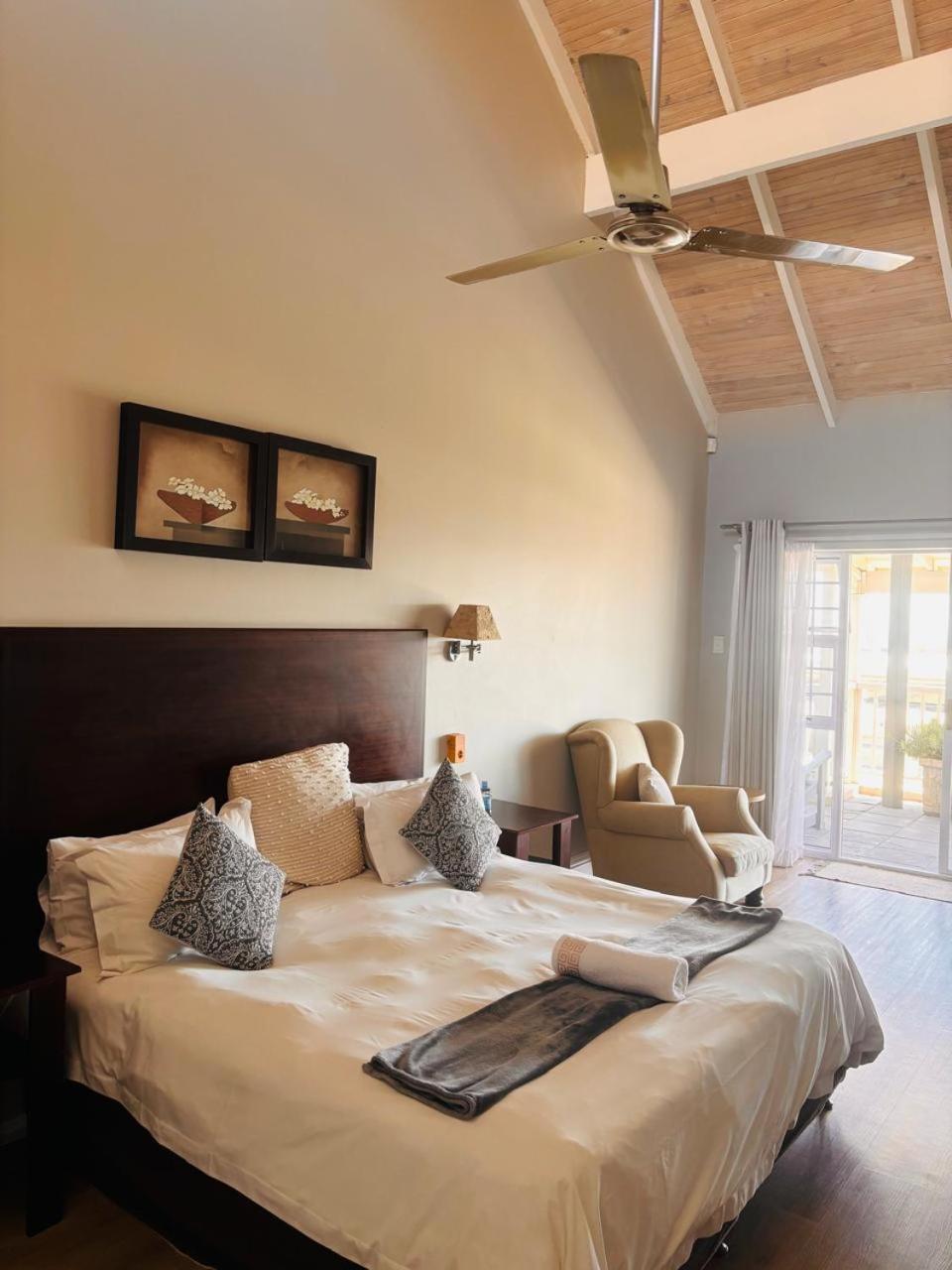 Sir Roys At The Sea Bed & Breakfast Port Elizabeth Exterior photo